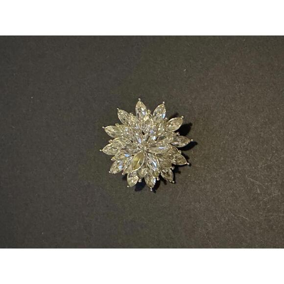 Stunning Vintage Floral Brooch with Clear Stones - Picture 1 of 3